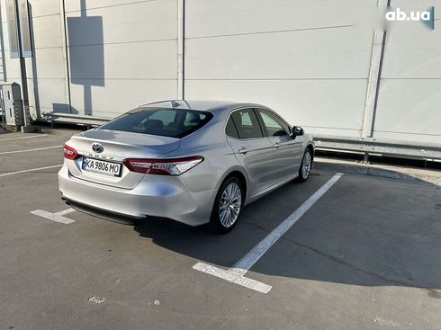 Toyota Camry 2020 - фото 11