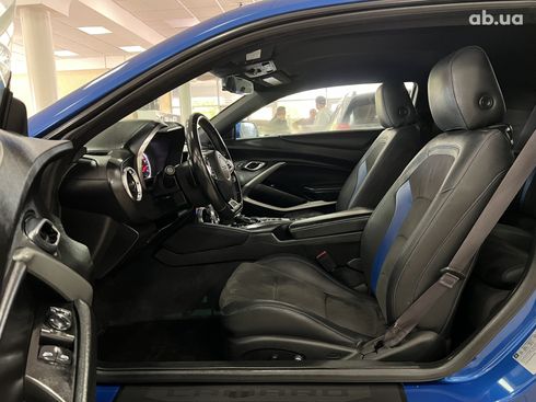 Chevrolet Camaro 2018 синий - фото 18