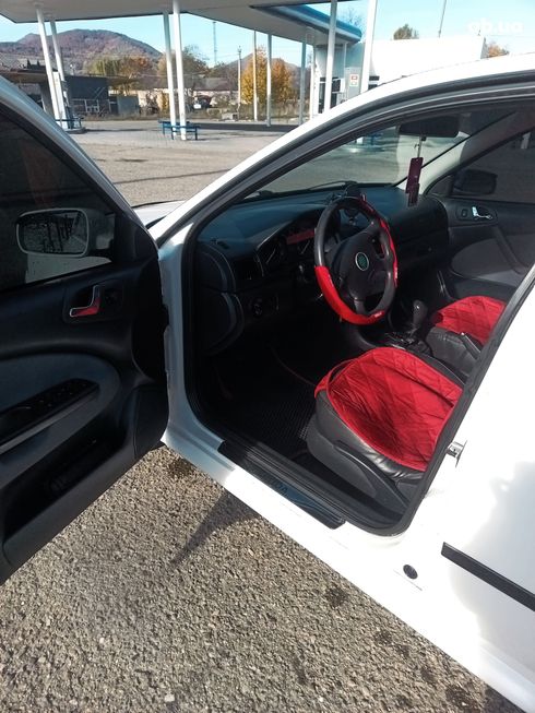 Skoda Octavia 2008 белый - фото 8