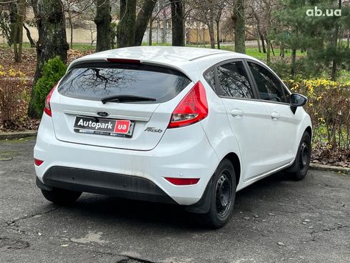 Ford Fiesta 2011 белый - фото 13