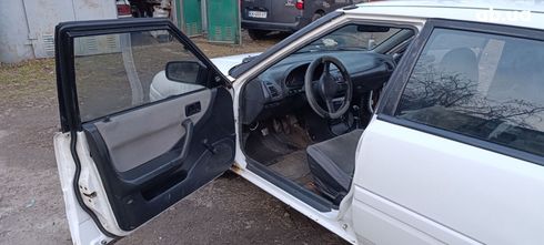 Mazda 323 1990 белый - фото 9