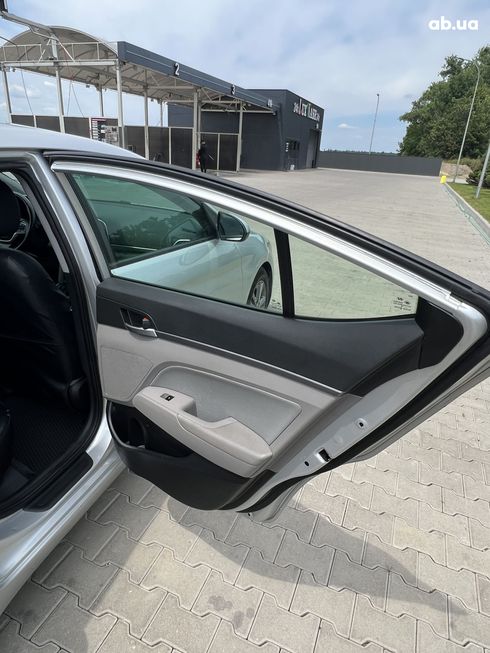 Hyundai Elantra 2017 серый - фото 13