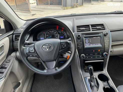 Toyota Camry 2015 серый - фото 18