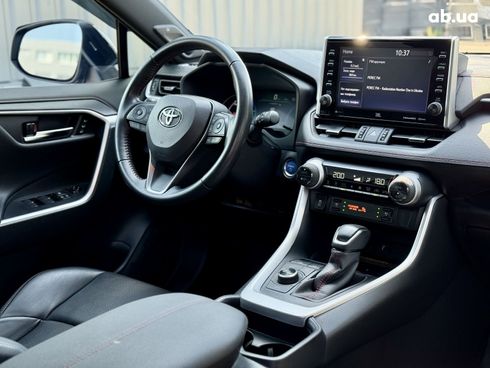 Toyota RAV4 2021 серый - фото 19
