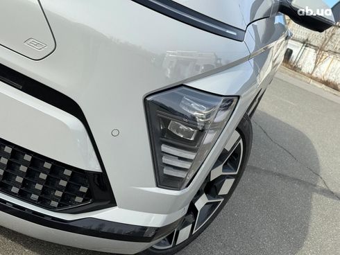 Hyundai Kona 2023 серый - фото 7