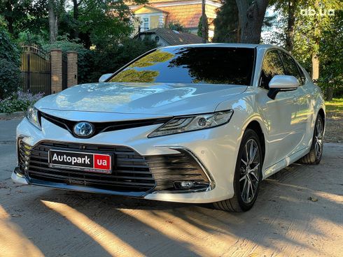 Toyota Camry 2022 белый - фото 2