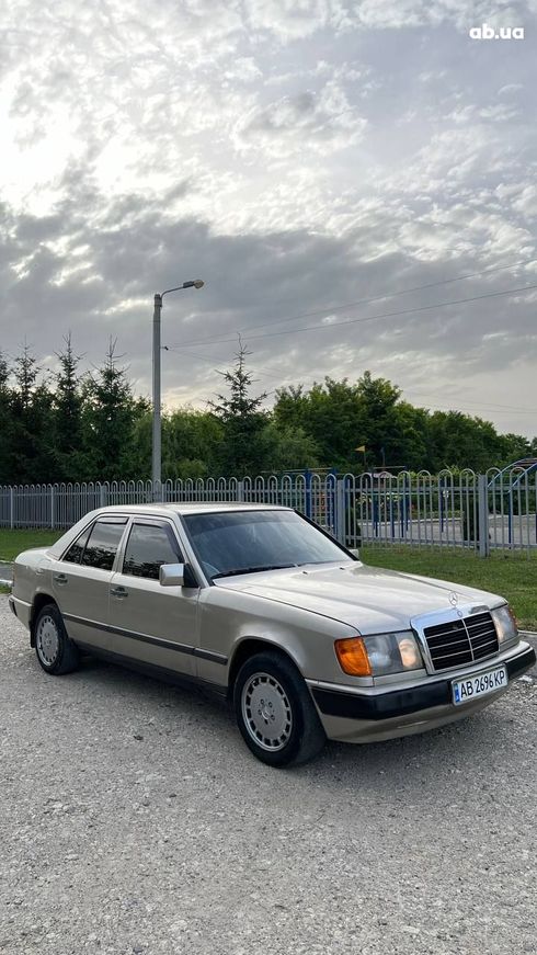 Mercedes-Benz E-Класс 1986 бежевый - фото 2