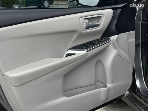 Toyota Camry 2016 серый - фото 10