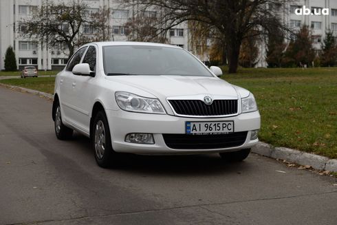 Skoda Octavia 2011 белый - фото 10