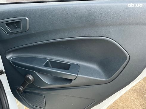 Ford Fiesta 2012 белый - фото 40