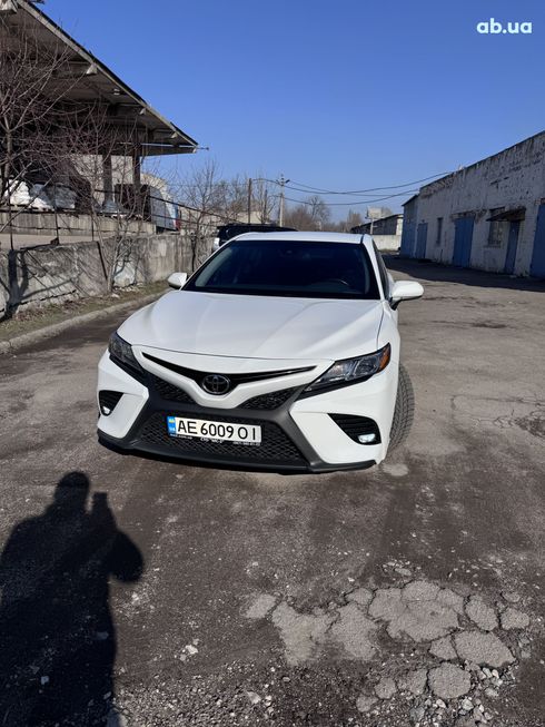 Toyota Camry 2018 белый - фото 16