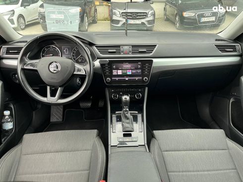 Skoda Superb 2018 белый - фото 30