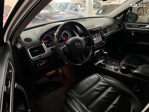 Volkswagen Touareg 2011 серебристый - фото 16