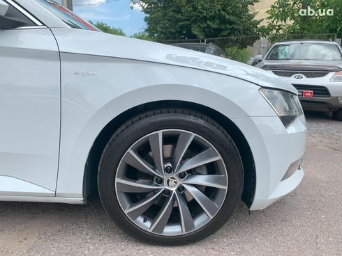 Skoda Superb 2017 белый - фото 43