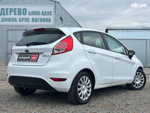 Ford Fiesta 2016 белый - фото 12