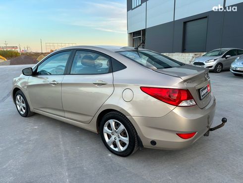 Hyundai Accent 2012 бежевый - фото 4