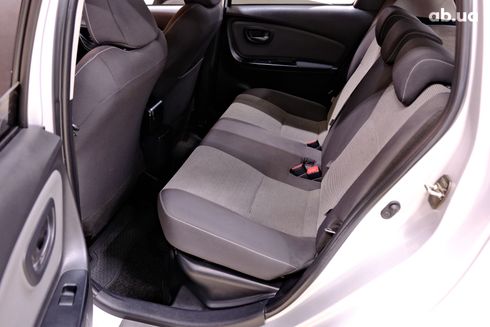 Toyota Yaris 2015 серебристый - фото 8