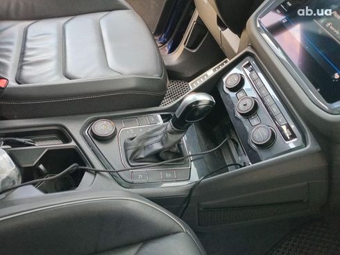 Volkswagen Tiguan 2021 синий - фото 22