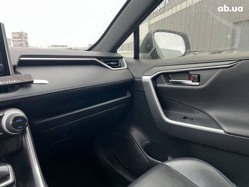 Toyota RAV4 2019 серый - фото 32