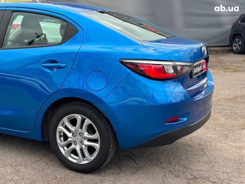 Toyota Yaris 2017 синий - фото 10