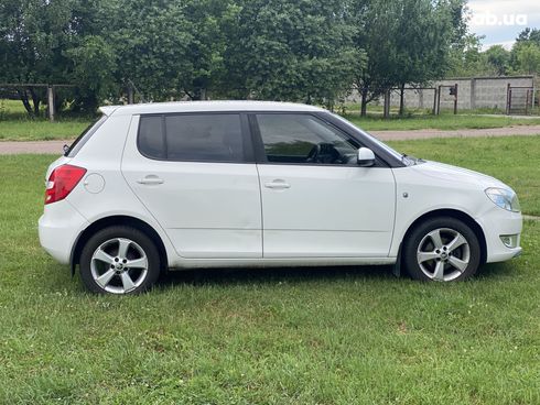 Skoda Fabia 2012 белый - фото 9