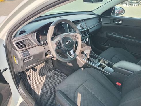 Kia Optima 2017 белый - фото 12
