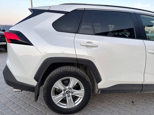 Toyota RAV4 2020 белый - фото 6