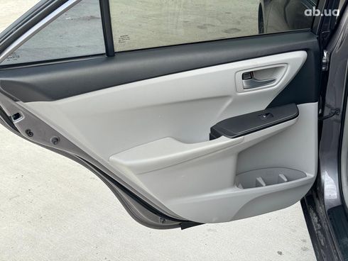Toyota Camry 2015 серый - фото 14