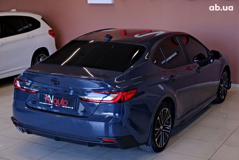 Toyota Camry 2024 серебристый - фото 5