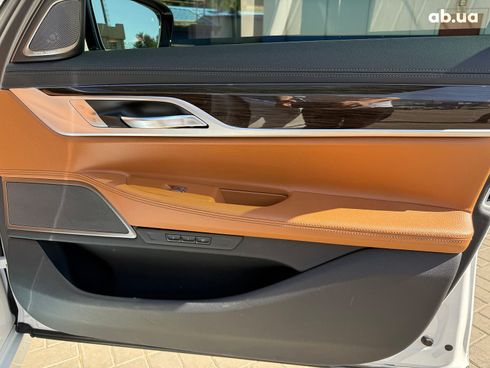 BMW 7 серия 2019 белый - фото 22