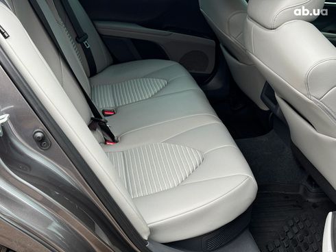 Toyota Camry 2022 серый - фото 22