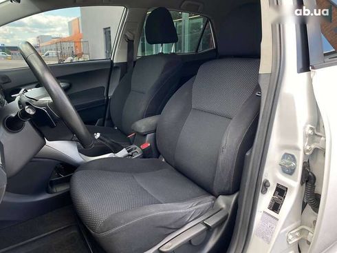 Toyota Auris 2011 - фото 16