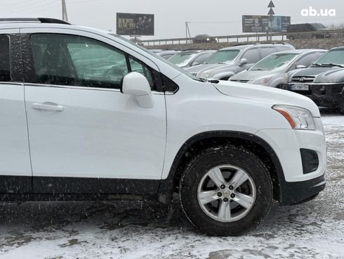 Chevrolet Trax 2016 белый - фото 5