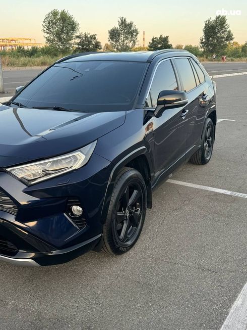 Toyota RAV4 Hybrid 2020 синий - фото 4