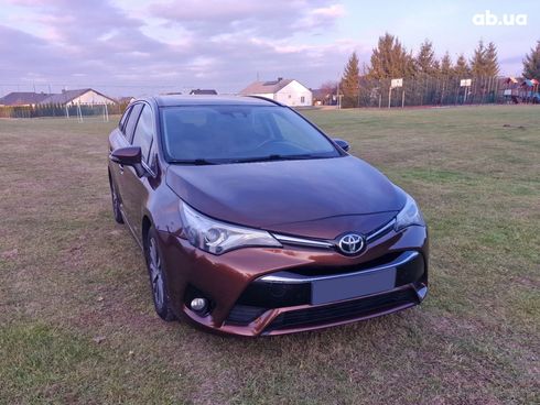 Toyota Avensis 2015 вишневый - фото 2