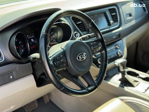 Kia Sedona 2017 серый - фото 17