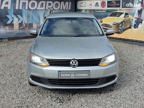 Volkswagen Jetta 2014 серебристый - фото 2
