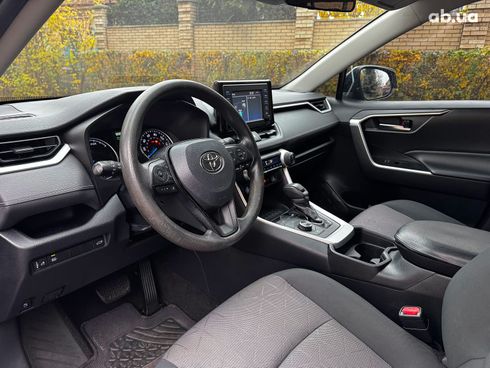 Toyota RAV4 2019 серый - фото 15