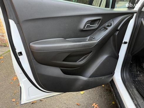 Chevrolet Tracker 2013 белый - фото 24