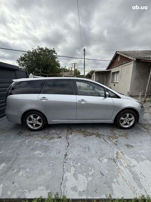 Mitsubishi Grandis 2005 серебристый - фото 4