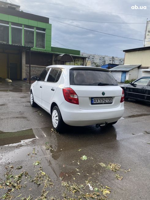 Skoda Fabia 2012 белый - фото 3