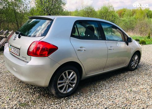 Toyota Auris 2010 серебристый - фото 3