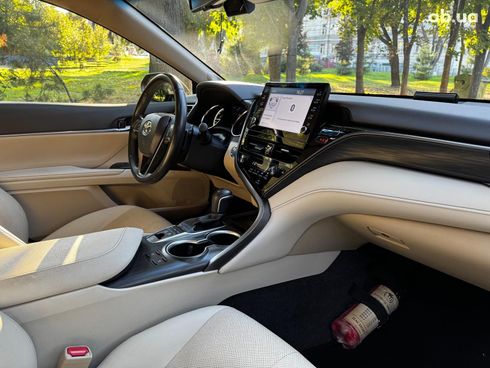 Toyota Camry 2022 черный - фото 40
