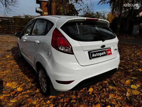 Ford Fiesta 2017 белый - фото 8
