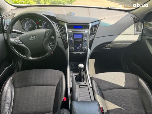 Hyundai Sonata 2011 белый - фото 16