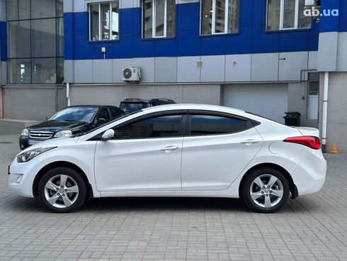 Hyundai Elantra 2013 белый - фото 10
