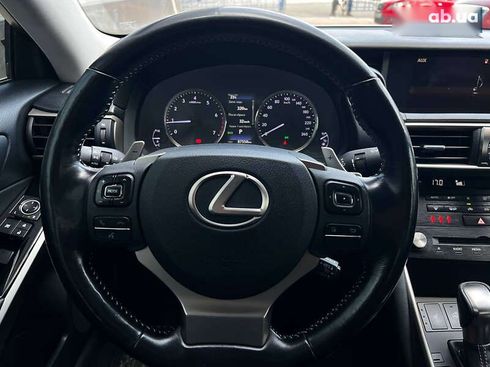 Lexus IS 2017 - фото 16