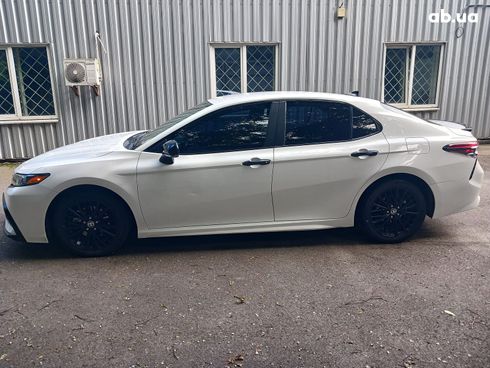 Toyota Camry 2021 белый - фото 6