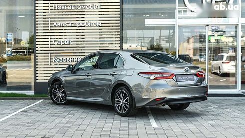 Toyota Camry 2022 - фото 2