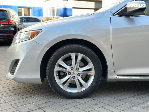 Toyota Camry 2014 серый - фото 14